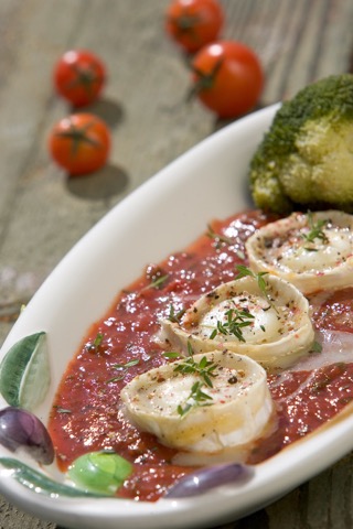 Überbackener Ziegenkäse auf Tomatensoße